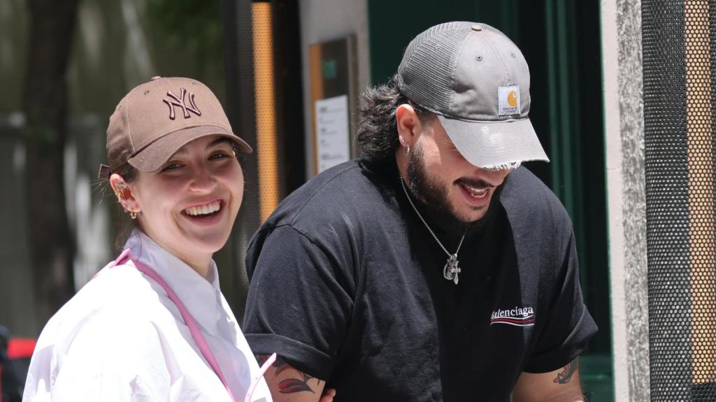 Alba Díaz y Marco Terrones en las calles de Madrid.