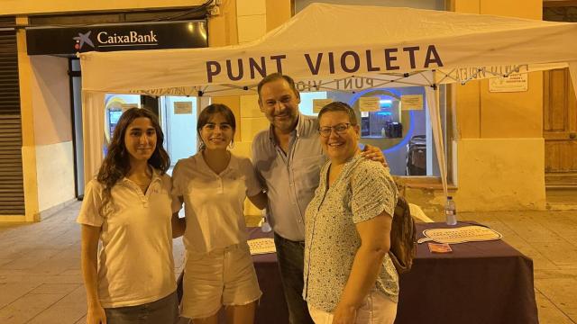 Isabel García junto al exministro José Luis Ábalos y dos voluntarias en un Punto Violeta de Burjassot (Valencia), en agosto de 2023.