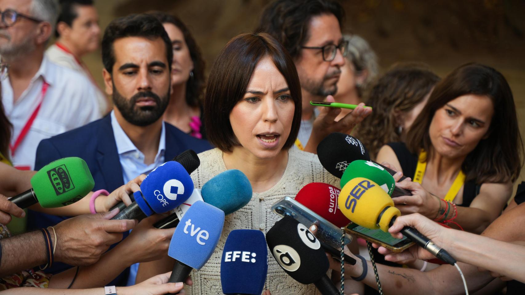 La ministra de Ciencia, Innovación y Universidades, y secretaria general del PSPV-PSOE, Diana Morant, atiende a los medios de comunicación .