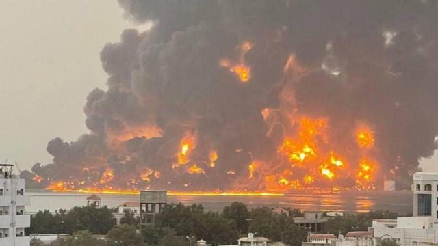 Israel bombardea la ciudad portuaria de Hodeida en Yemen.