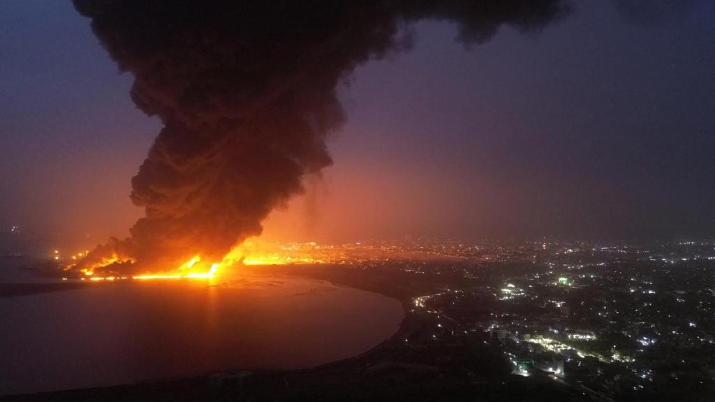 Israel bombardea el puerto de Hodeida en Yemen, en manos de los rebeldes hutíes.