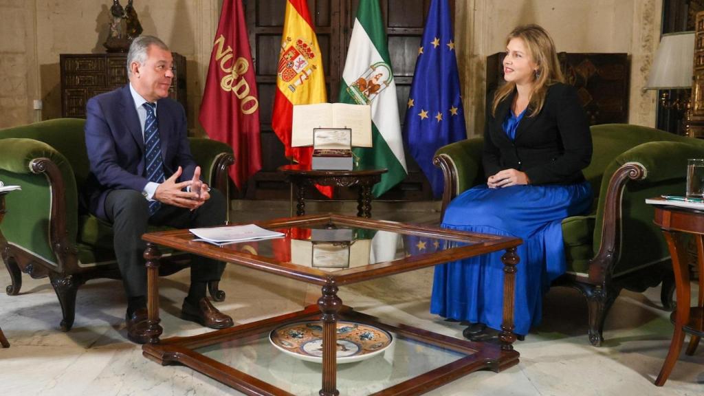 La portavoz de Vox Sevilla, Cristina Peláez, con el alcalde, José Luis Sanz, en el Ayuntamiento.