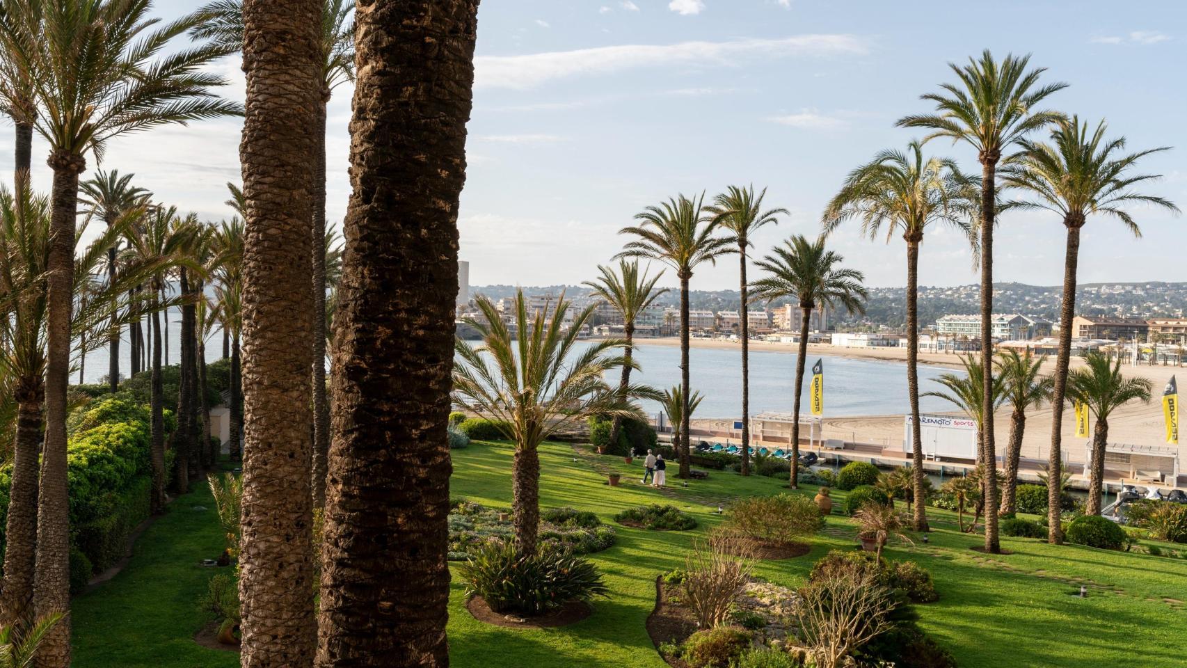 El precioso parador al lado de la playa ideal para un viaje de verano ...