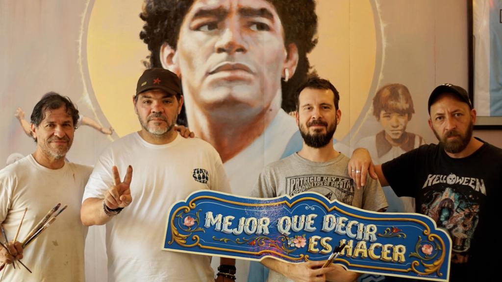 Frente al mural de Maradona del restaurante, Juan Danna, Daniel Narezo, Facundo Leguizamón y Lucas Winkelmann, de izquierda a derecha.