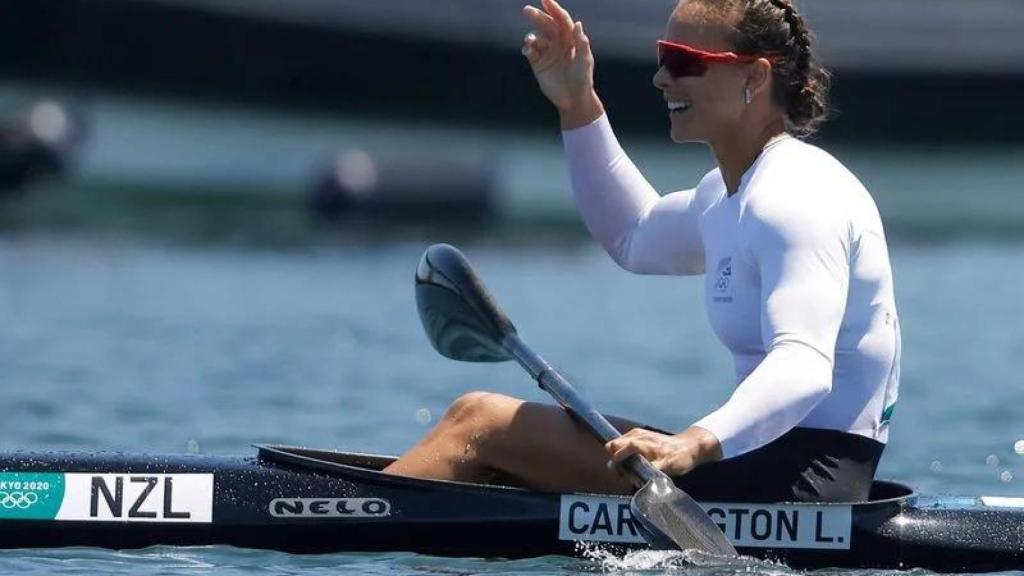 Lisa Carrington celebra tras ganar el oro en el Canal del Bosque del Mar, JJOO Tokio 2020