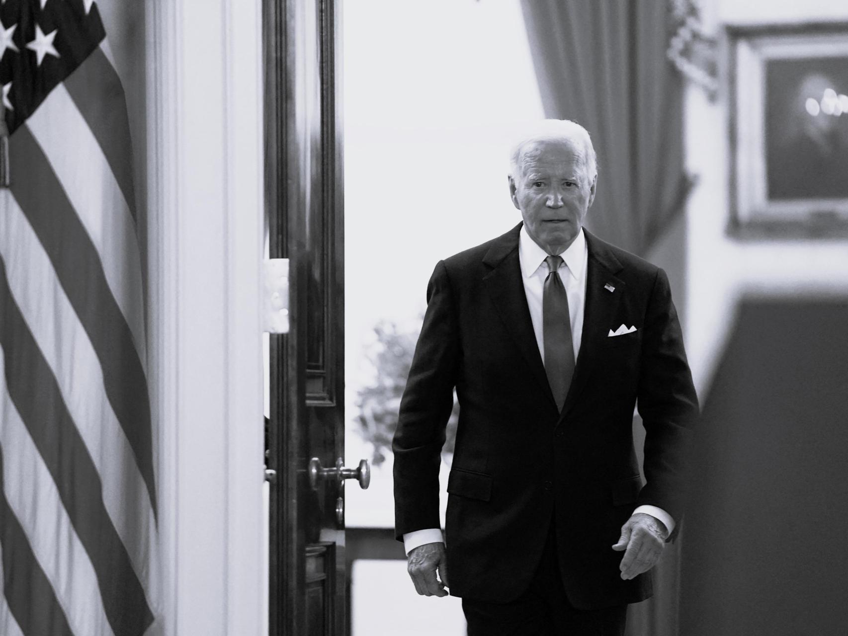 El presidente de los EEUU, Joe Biden, saliendo del Despacho Oval de la Casa Blanca.