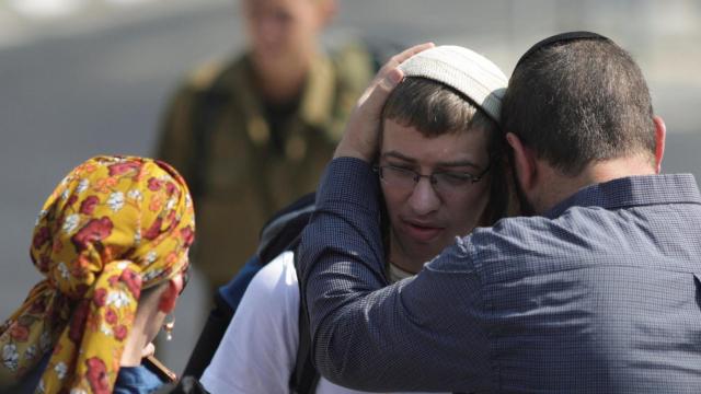 Netsach Cohen, un judío ortodoxo, se despide de su padre Uri Cohen mientras se presenta para servir en las Fuerzas de Defensa de Israel.