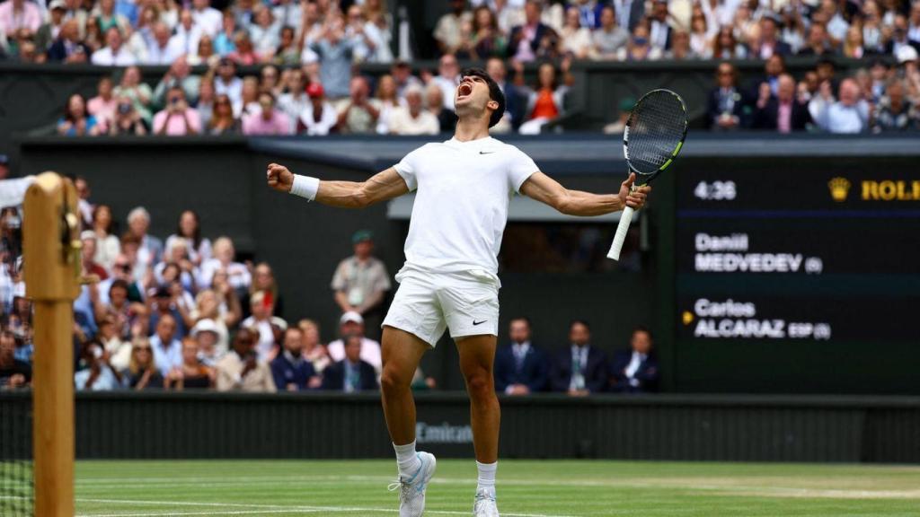 Alcaraz celebra su victoria contra Medvedev en semifinales de Wimbledon.