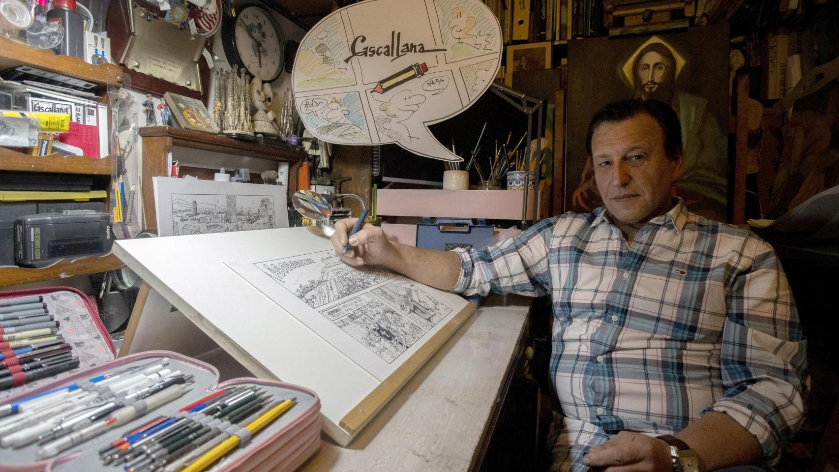 El dibujante Manolo Cascallana en su estudio de Ponferrada