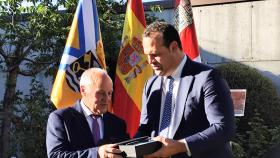 El empresario local Emilio Pérez Escribano recibe una placa de reconocimiento de manos del alcalde de Santa Marta, David Mingo