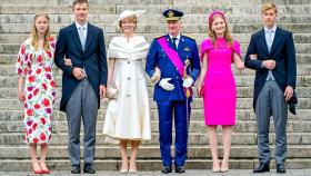 El rey Felipe de Bélgica arropado por su mujer y sus hijos en el Día Nacional.