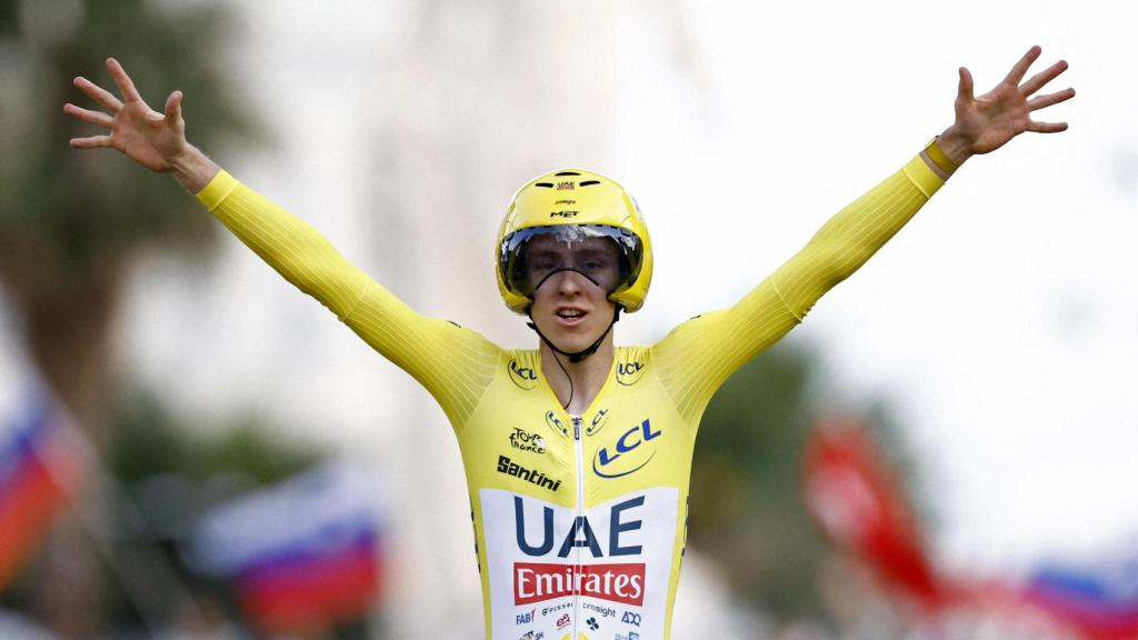 Pogacar celebra su victoria en el Tour de Francia.