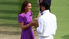 Kate Middleton entrega la copa de Wimbledon a Carlos Alcaraz