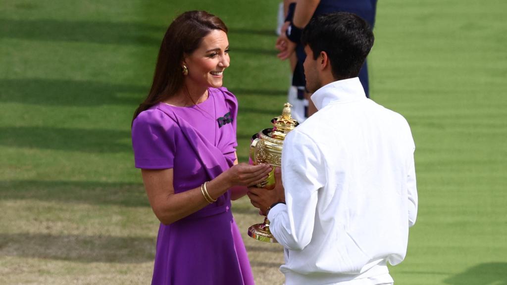 Kate Middleton entrega la copa de Wimbledon a Carlos Alcaraz