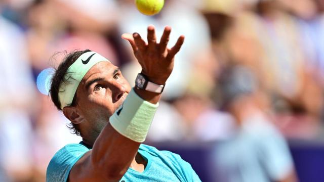 Rafa Nadal realiza un saque en la final de Bastad.