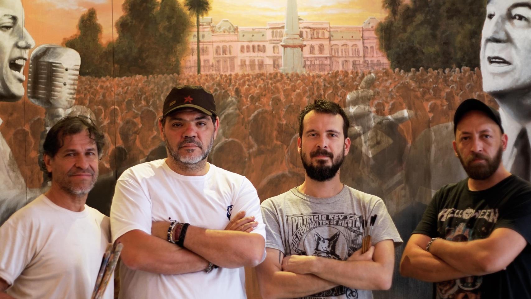 Frente al mural peronista del restaurante, su creador, el artista Juan Danna, el fundador de Perón-Perón, Daniel Narezo, el fileteador Facundo Leguizamón y el chef Lucas Winkelmann, de izquierda a derecha.