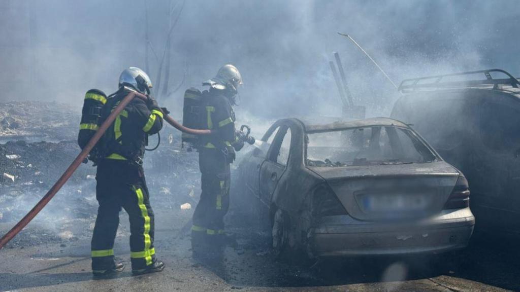 Bomberos de la Comunidad de Madrid apagando el incendio de una chabola en Leganés.