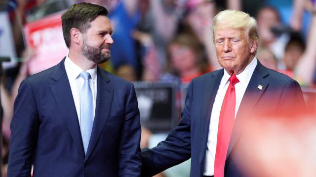 J.D. Vance  y Donald Trump, durante su primer mitin juntos en Grand Rapids, Michigan.