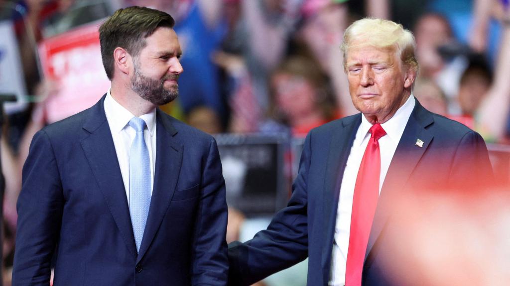 J.D. Vance  y Donald Trump, durante su primer mitin juntos en Grand Rapids, Michigan.