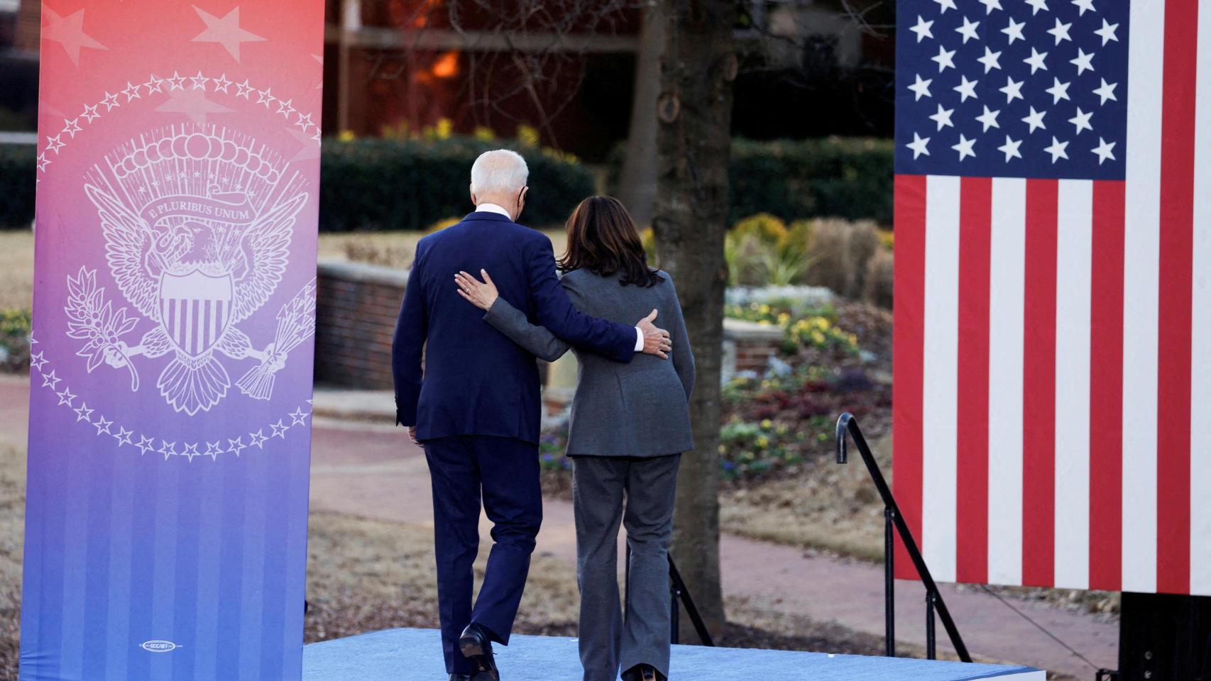 Joe Biden y Kamala Harris caminan abrazados en la Universidad Clark de Atlanta.