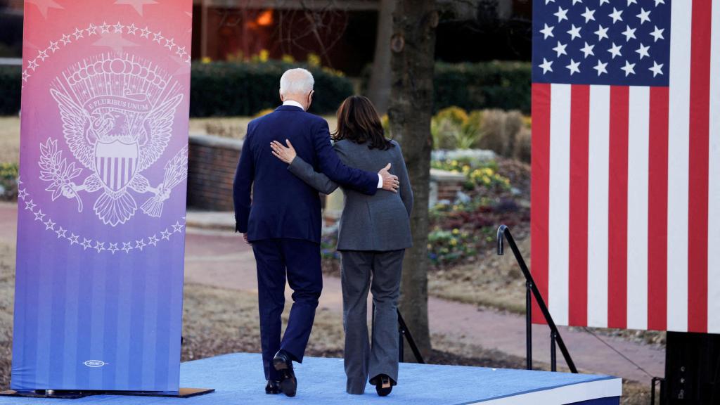 Joe Biden y Kamala Harris caminan abrazados en la Universidad Clark de Atlanta.