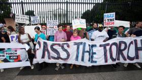 Manifestación frente a la Casa Blanca pidiendo a Biden que renuncie a la candidatura presidencial