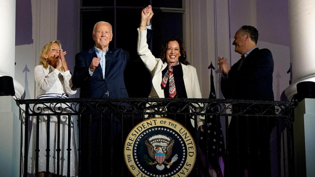 Joe Biden y Kamala Harris en el balcón de la Casa Blanca el 4 de julio