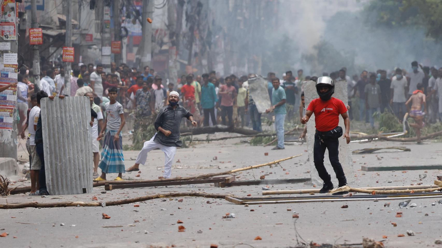 Los manifestantes se enfrentan con la Guardia Fronteriza de Bangladesh  y la policía frente a la Televisión de Bangladesh, mientras la violencia estalla en todo el país tras las protestas contra las cuotas por parte de los estudiantes, en Daca, Bangladesh.