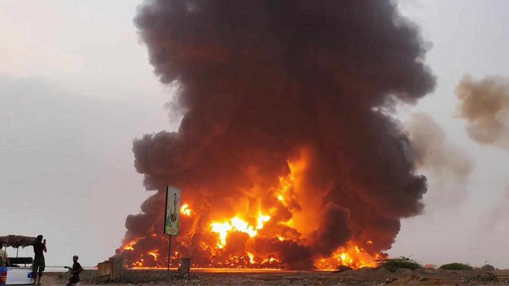 Una captura de un vídeo publicado por el centro de medios hutíes que muestra el fuego y el humo elevándose tras los ataques aéreos israelíes en la ciudad portuaria de Hodaida.,