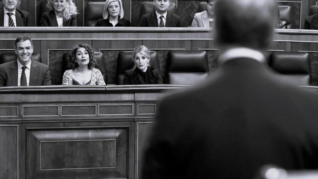 Alberto Núñez Feijóo dirige una pregunta a Pedro Sánchez durante una sesión de control al Gobierno en el Congreso de los Diputados, en una foto de archivo.