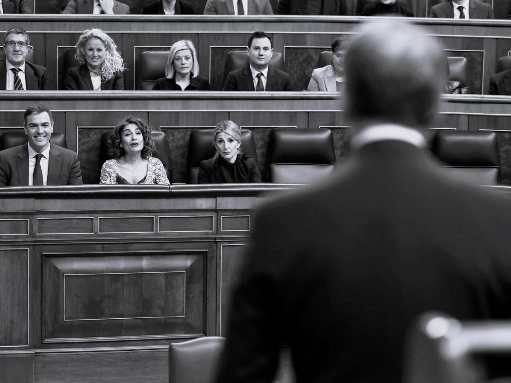 Alberto Núñez Feijóo dirige una pregunta a Pedro Sánchez durante una sesión de control al Gobierno en el Congreso de los Diputados, en una foto de archivo.