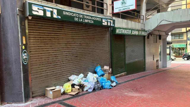 Basura acumulada frente a la sede de STL en A Coruña