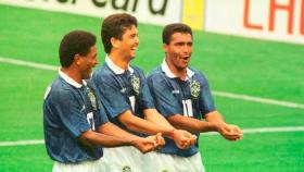 Bebeto, junto a Mazinho y Romario, celebra su 2-0 contra Holanda inventando la celebración de acunar al bebé