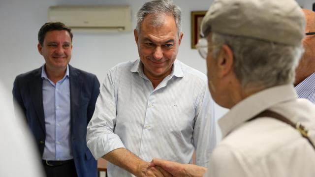 El alcalde saluda a un vecino del barrio.