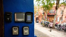 Candados de pisos turísticos en el Centro de Sevilla.