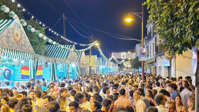 Público en la calle Betis.