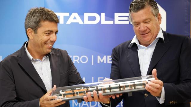 El presidente valenciano, Carlos Mazón, junto al presidente de Stadler Valencia, Íñigo Parra. EE