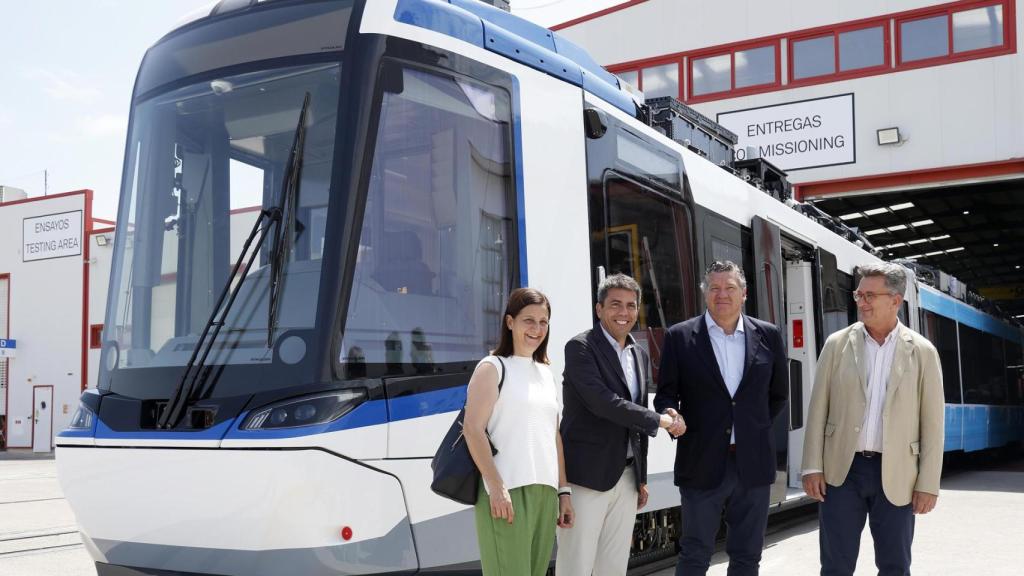 Carlos Mazón estrecha la mano a Íñigo Parra, presidente de Stadler Valencia. EE