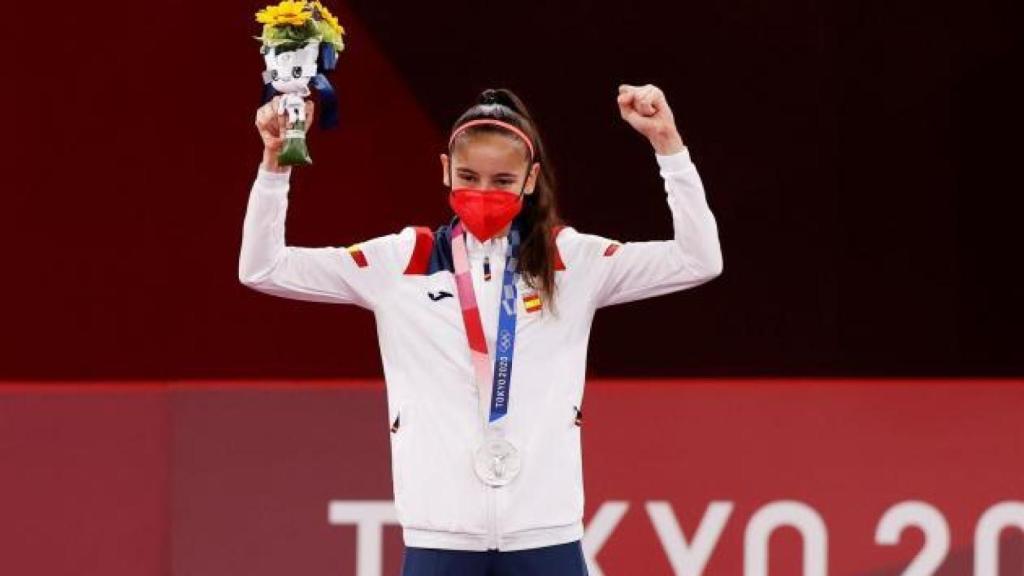 Adriana Cerezo celebra su medalla de plata en Tokio 2020.