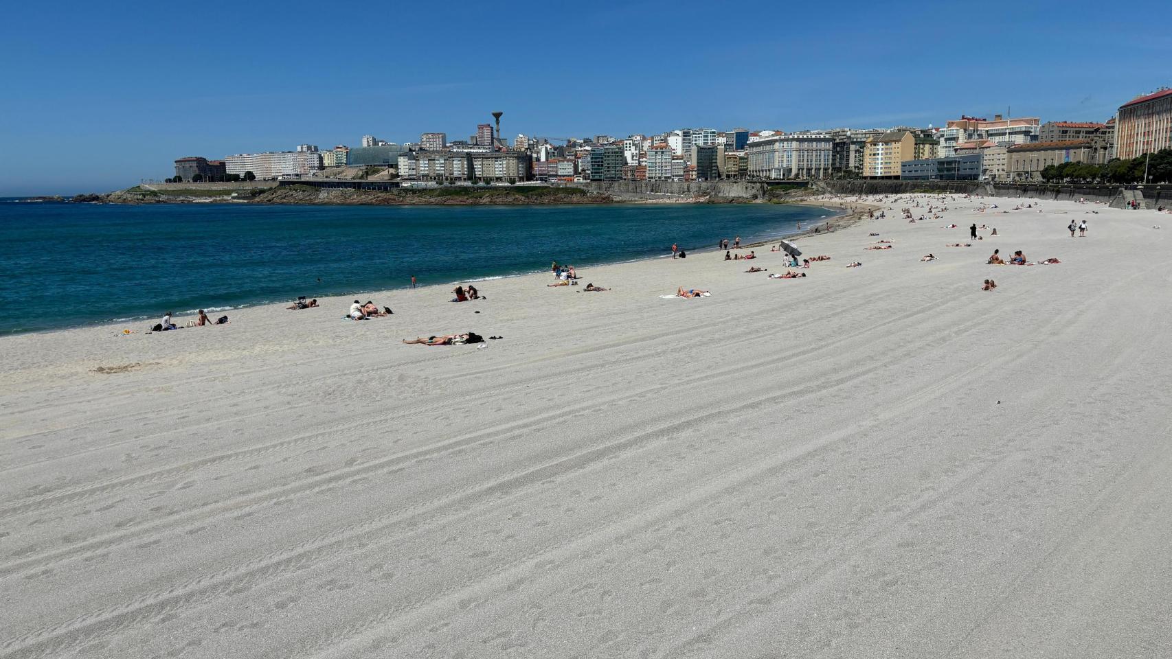 Orzán, en A Coruña, en un día soleado