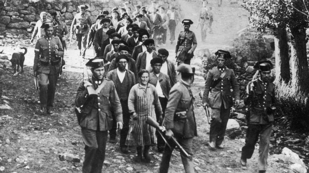 Una columna de Guardias Civiles con prisioneros en Brañosera, durante la Revolución de 1934