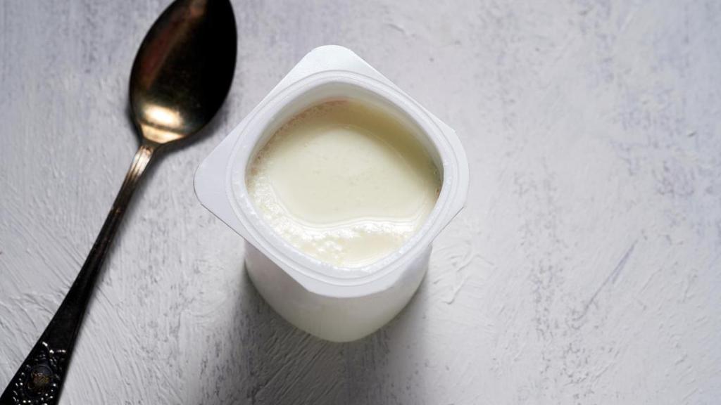 Yogur natural con proteínas.