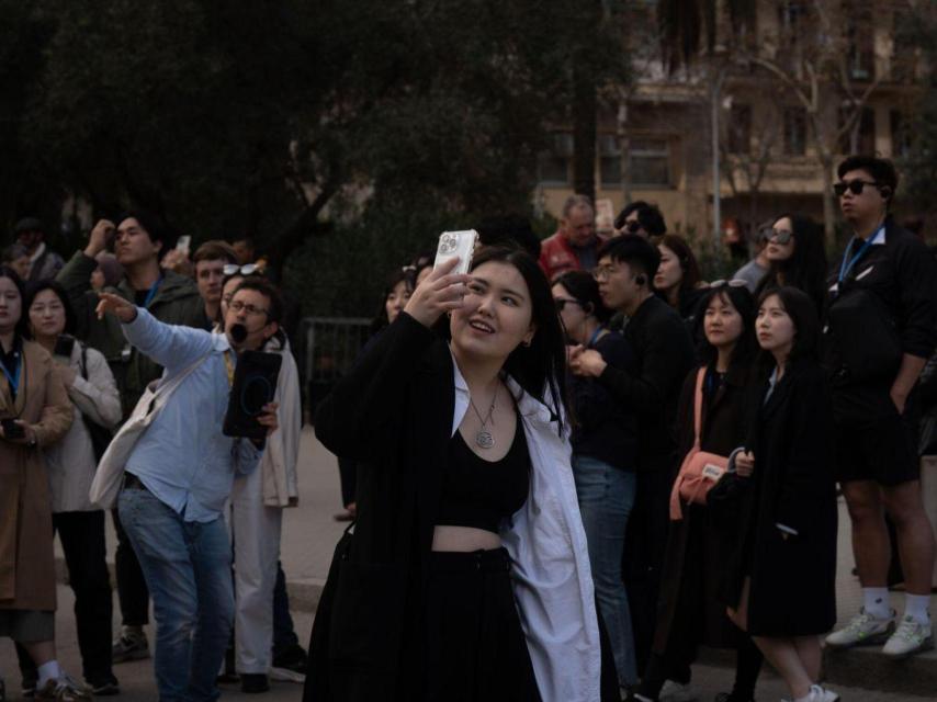 Un grupo de turistas asiáticos visita la Sagrada Familia de Barcelona.