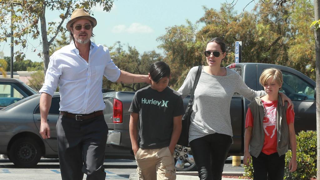 Brad Pitt y Angelina Jolie junto a sus hijos Shiloh y Pax meses antes de separarse.