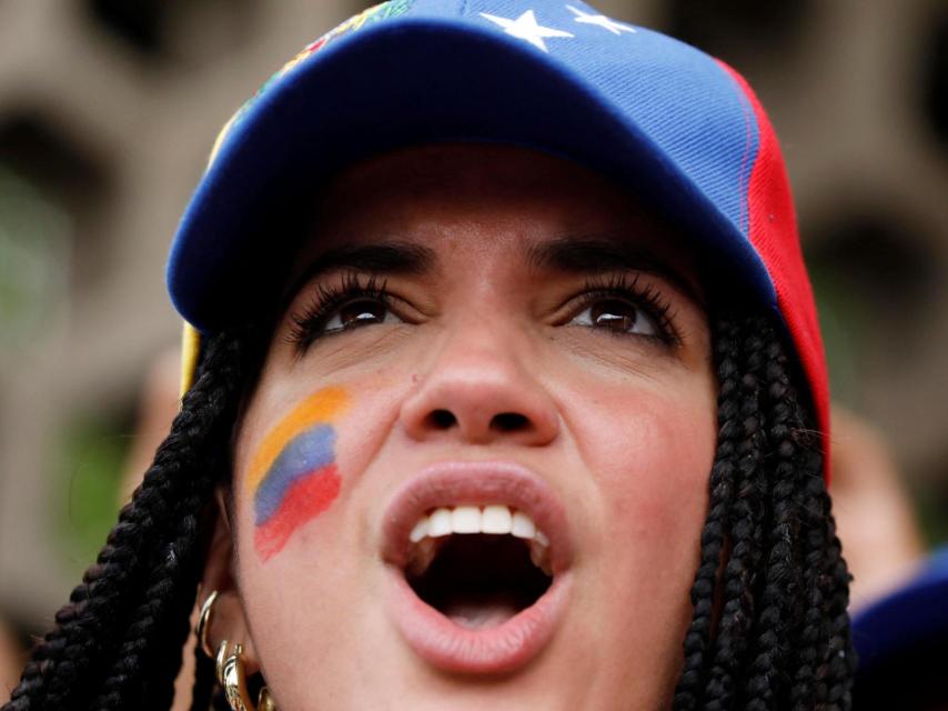 Una manifestante apoya a la oposición en un mitin en Caracas.