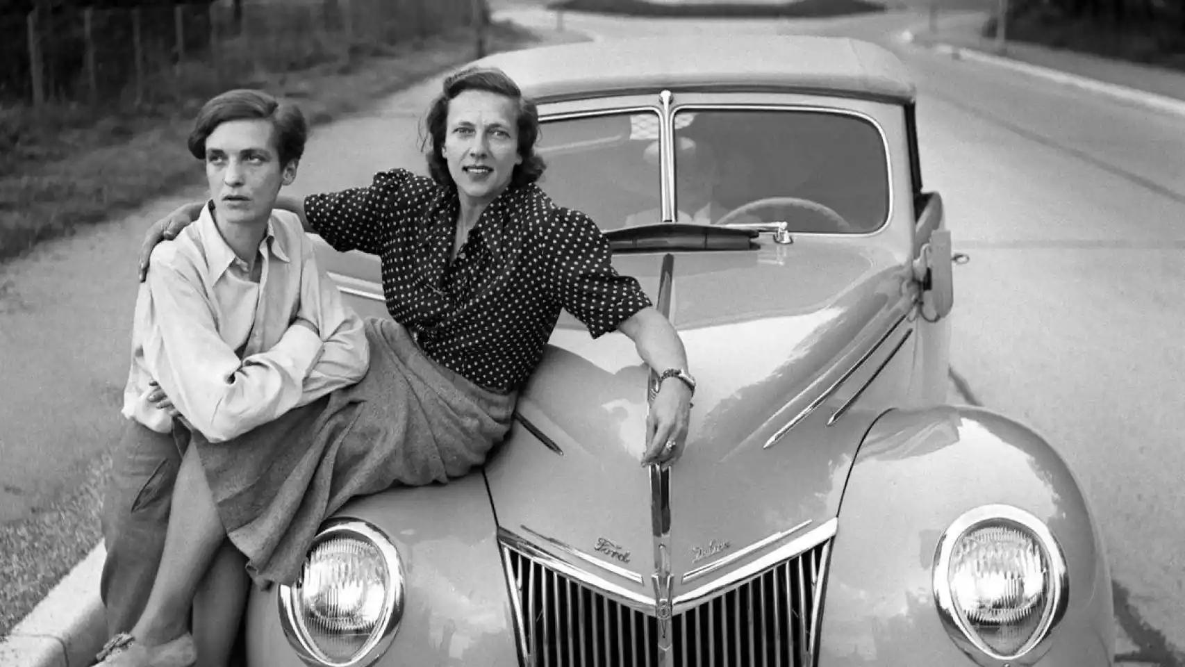 Annemarie Schwarzenbach y Ella Maillard posan junto a su Ford Roaster.