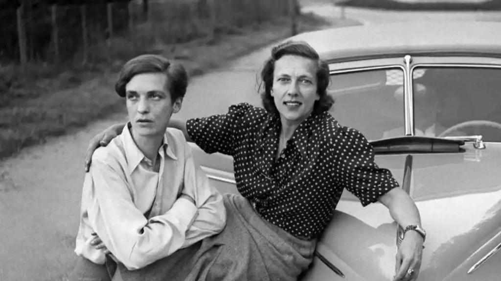 Annemarie Schwarzenbach y Ella Maillard posan junto a su Ford Roaster.