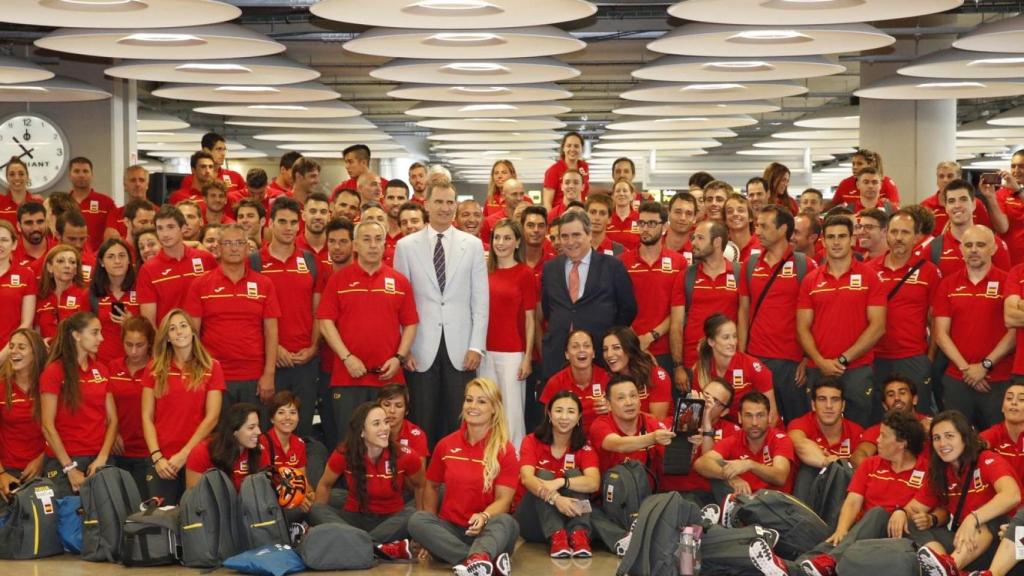 Los Reyes Felipe VI y Letizia despiden a los deportistas españoles en Barajas.