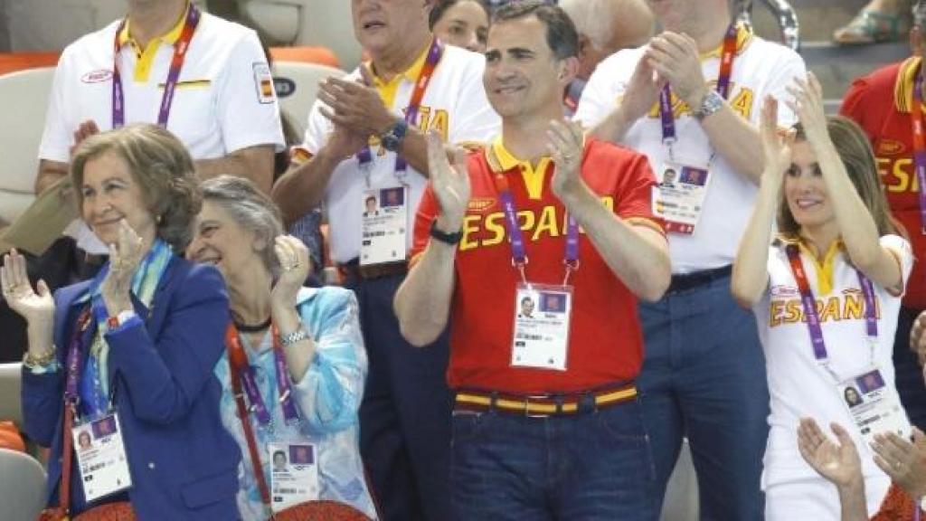 Felipe VI, Letizia y la emérita Sofía apoyando a los deportistas españoles en los Juegos Olímpicos de 2012.