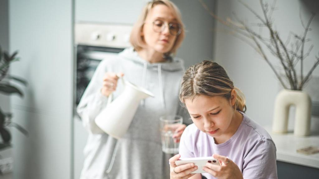 Madre observando a su hija.